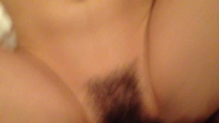 约炮单位新婚不久的女同事奶子粉粉的下面一插就出水高潮射她脸上她老公貌似没让她爽过