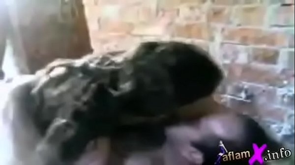 فشخ كسها ونزل علية