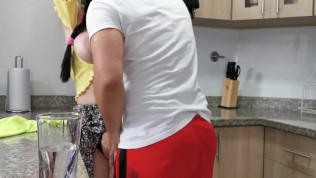 Jefe folla con su empleada del servicio y es pillado por su esposa