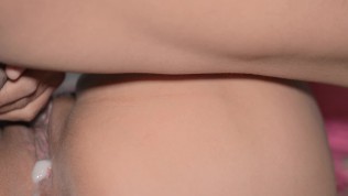 Tocar en secreto el coño de la joven madrastra termina con final feliz