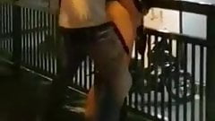 Scene incroyable, elle se fait tirer en pleine rue !