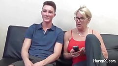 Stiefmutter gibt schnellen Handjob