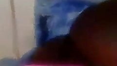 Une salope de Guadeloupe se masturbe dans la salle de bain