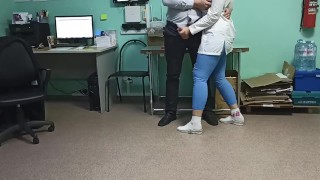 Медсестра помогает сдать сперму донору