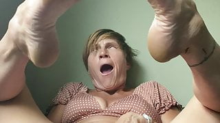 Hot Mom Of 5 spreads her legs wide & shows her BIG MEATY PUSSY