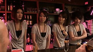 Asiatischer Gruppensex im Bierzelt